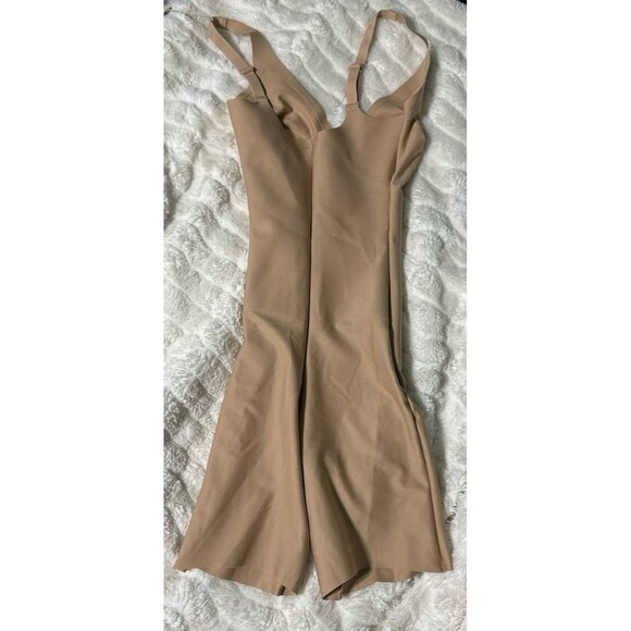 NWT SKIMS BODY CORE SCULPT PLUNGE MID THIGH BODYSUIT IN CLAY SIZE SMALL - Picture 3 of 7